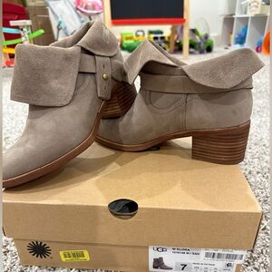UGG Women’s Elora Ankle Boot, Sahara Size 7 Women